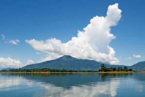 Bootsfahrt auf dem Nam Ngum See mit tollen Landschaften