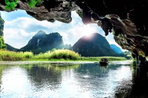 Entdecken Sie die Höhlen der Halong Bucht