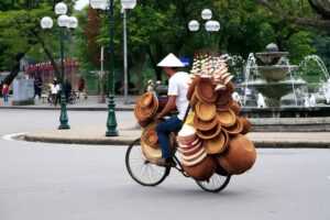 Straßenhändler mit Hüten in Hanoi