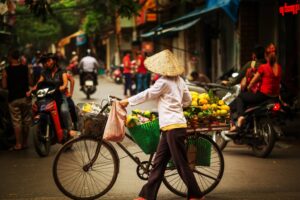 Straßenverkäuferin in Hanoi
