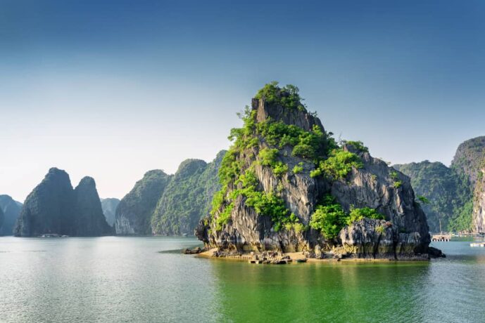 Erkundigen Sie die anmutigen Kalksteinfelsen der Halong Bay